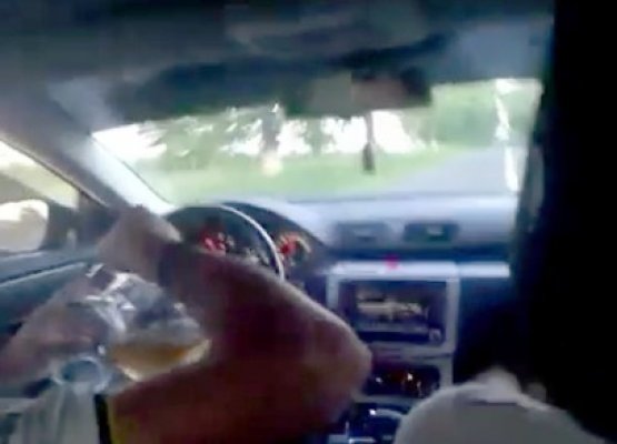 Şoferul filmat în timp ce consuma alcool şi ţinea volanul cu picioarele se apără: 